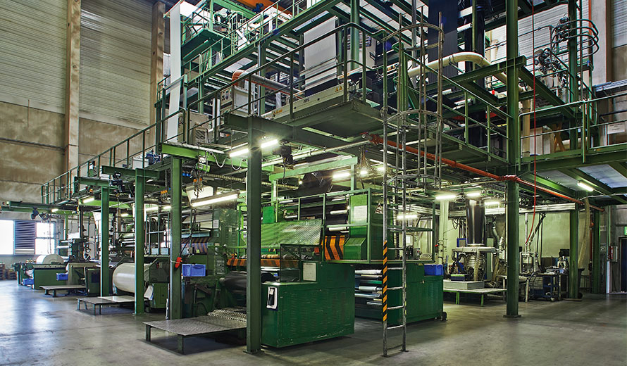 Extrusionsmaschinen in einer Produktionshalle