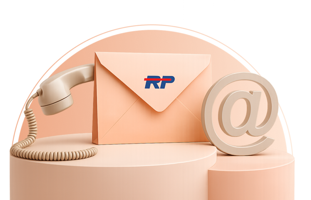 Telefonhörer, Briefumschlag mit blau-rotem RP Logo und @ Zeichen auf einem Sockel vor einem pastell-orangen Halbkreis
